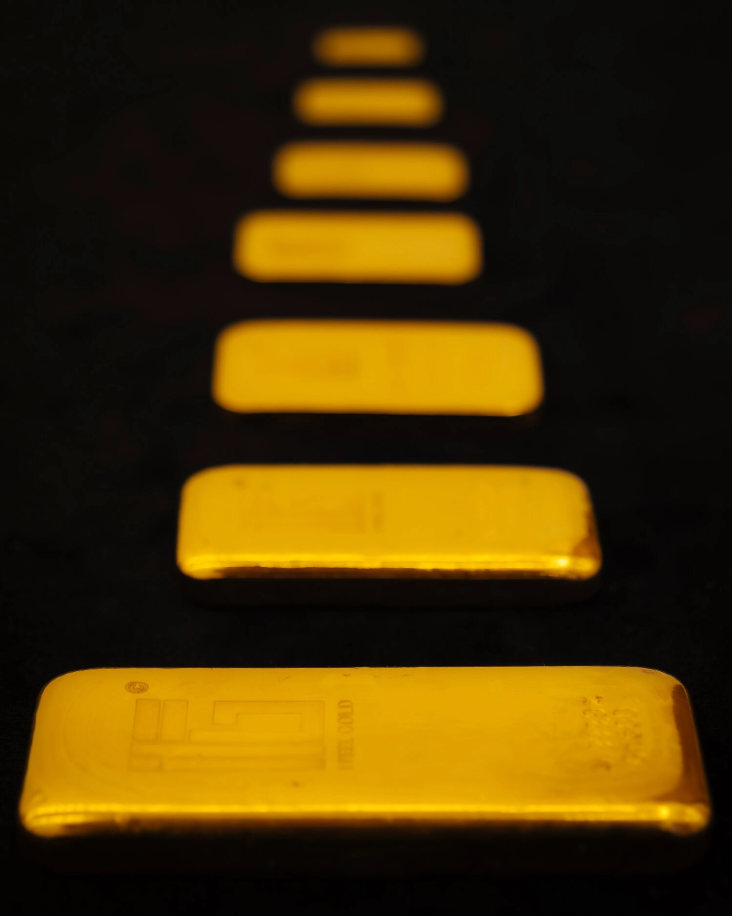 L’oro è da sempre considerato il bene rifugio per eccellenza.
La sua stabilità e la capacità di mantenere valore nel tempo lo rendono uno strumento di protezione unico, indipendente dalle dinamiche economiche e politiche.